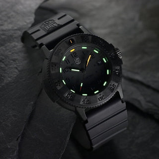 Original Navy SEAL, 43 mm, Dive Watch - 3001.EVO.BO.S, UV shot with green and orange light tubes