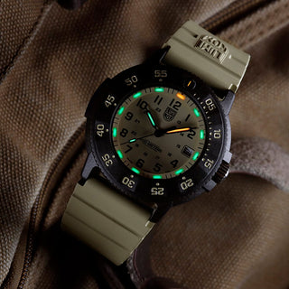 Original Navy SEAL, 43 mm, Dive Watch - 3010.EVO.S	, UV Shot with green and orange light tubes