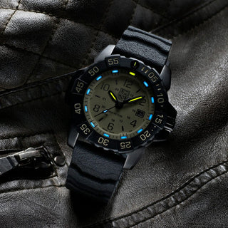 Navy Seal Foundation, 45 mm, Military / Diver Watch - 3251.CBNSF.SET, UV Shot with blue and yellow light tubes