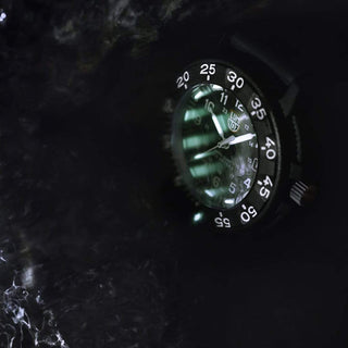 Original Navy SEAL, 43 mm, Dive Watch - 3001.F, UV Shot with green and orange light tubes